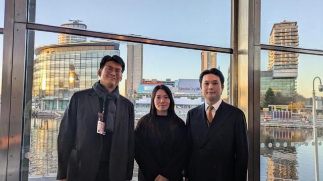 영국 미디어 시티를 배경으로 촬영한 한국대표단 좌측부터 신재민, 임효주, 이태준 [사진=주한영국문화원]