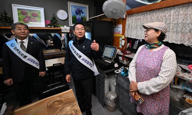 유정복 인천광역시장이 1일 연수구 현이네 김밥집에서 열린 착한가격업소 현판식에서 업소 관계자들을 격려하고 있다. [사진=인천시]