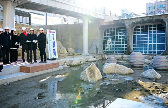 유정복 인천광역시장이 4일 부평구 굴포천 생태하천 복원사업 현장에서 열린 굴포천 물맞이 행사에서 제수변을 개방하고 있다. [사진=인천시]