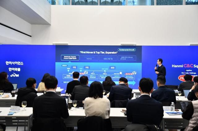 김재교 한미사이언스 부회장이 4일 서울 방이동에서 한미 C&C 스퀘어에서 열린 한미그룹 기업설명회에서 그룹 성장 전략을 발표하고 있다. [사진=한미그룹]