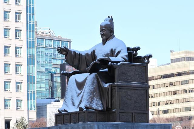 2025년 12월 5일 서울 종로의 세종대왕상에 눈이 쌓여있다.