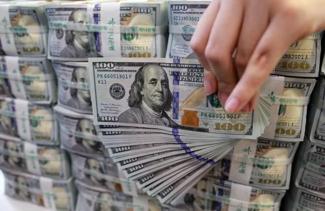 서울 중구 하나은행 위변조대응센터에서 직원이 달러화를 정리하고 있는 모습 [사진=연합뉴스]