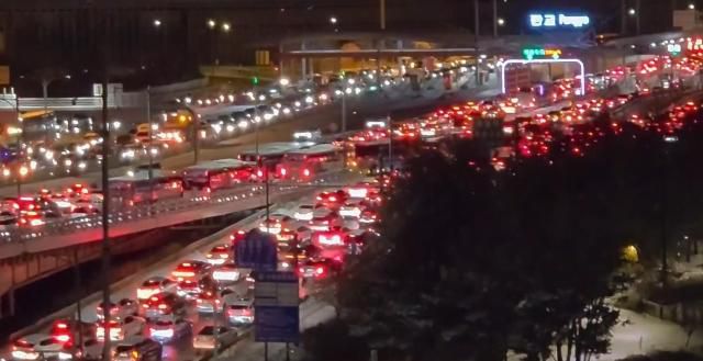 서울·인천·경기·강원 등 4개 시도에 대설특보가 발효된 4일 경부고속도로 판교톨게이트 진입로에 차량이 몰려 정체를 빚었다. [사진=연합뉴스]