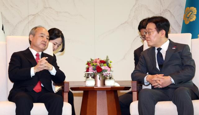 이재명 대통령이 5일 용산 대통령실에서 손정의 소프트뱅크그룹 회장과 면담하고 있다.[대통령실통신사진기자단]