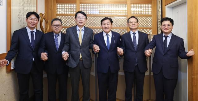 김관영 전북특별자치도지사(왼쪽 네 번째)가 5일 삼성CSR 관계자와 ‘희망디딤돌’을 중심으로 한 협력 방안을 논의하고 있다.[사진=전북특별자치도]