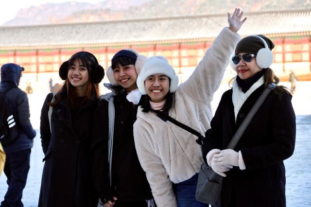 2025년 12월 5일 서울 종로의 광화문에서 관광객들이 첫눈을 즐기고있다.