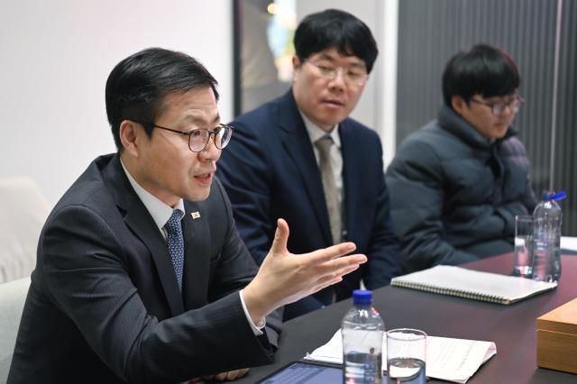 여한구 산업통상부 통상교섭본부장이 3일(현지시간) 네덜란드 헤이그에 진출한 삼양식품을 찾아 간담회를 진행하고 있다. [사진=산업통상부]