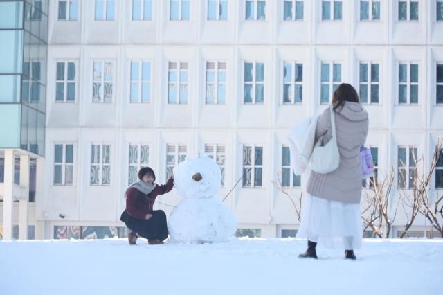 2025년 12월 5일 서울 종로의 광화문에서 관광객들이 첫눈을 즐기고있다.