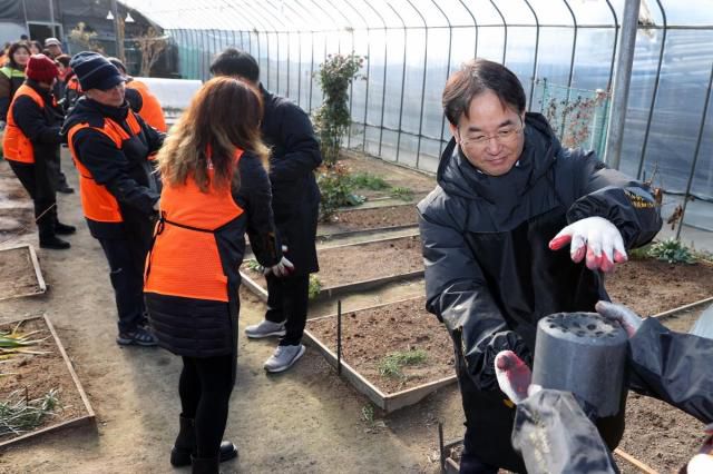 이동환 고양시장이 지난해 12월 열린 고양시자원봉사센터 사랑의 연탄 나눔 행사에서 연탄을 나르고 있다. [사진=고양시]
