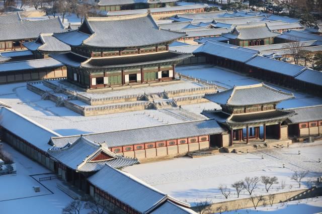 Gyeongbokgung Palace blanketed in snow in Jongno District, Seoul, on December 5, 2025. YONHAP