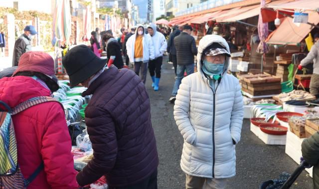 두꺼운 패딩 점퍼 등을 착용한 시민이 찬 바람을 막으며 이동하고 있다.[사진=연합뉴스]