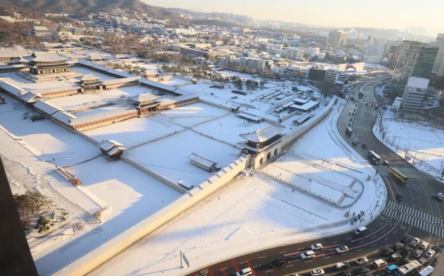 Gyeongbokgung Palace blanketed in snow in Jongno District, Seoul, on December 5, 2025. YONHAP
