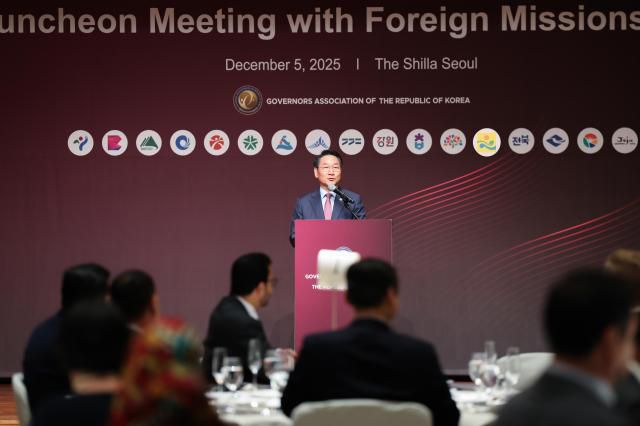 유정복 회장이 서울 신라호텔 영빈관에서 ‘2025년 주한 외국공관장 초청 간담회’에서 인사말을 하고 있다. [사진=대한민국시도지사협의회]