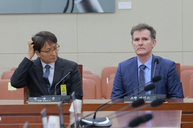 박대준 쿠팡 대표이사(왼쪽)가 2일 오전 서울 여의도 국회 과학기술정보방송통신위원회에서 열린 쿠팡 침해사고 관련 현안 질의에 출석하고 있다. 오른쪽은 브랫 매티스 쿠팡 최고 정보 보호책임자(CISO). 2025.12.02[사진=유대길 기자 dbeorlf123@ajunews.com]