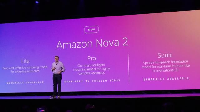 맷 가먼 AWS 최고경영자(CEO)는 지난 2일(현지시간) 미국 라스베이거스에서 열린 'AWS 리인벤트 2025' 기조연설을 통해 차세대 인공지능(AI) 모델 '노바2' 시리즈를 소개하고 있다. [사진=AWS코리아]