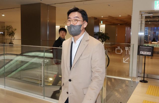 조영탁 IMS모빌리티 대표가 피의자 조사를 받기 위해 지난달 27일 서울 종로구 김건희 여사 관련 의혹을 수사하는 민중기 특별검사팀 사무실로 출석하고 있다. [사진=연합뉴스]