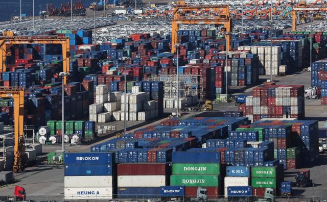 14日，京畿道平泽港堆放的集装箱【图片来源 韩联社】