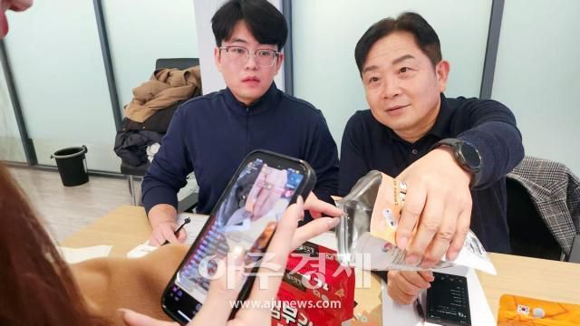 행사에 참가한 한국기업이 중국 소비자에게 제품을 소개하고 있다.[사진=중진공]