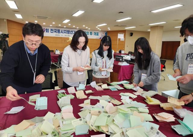 지난달 26일 오전 강원 춘천시 강원특별자치도선거관리위원회 대회의실에서 지방선거를 경험하지 못한 선관위 신규직원 등이 실제 선거와 같은 절차대로 모의 투·개표를 체험하고 있다.[사진=연합뉴스]