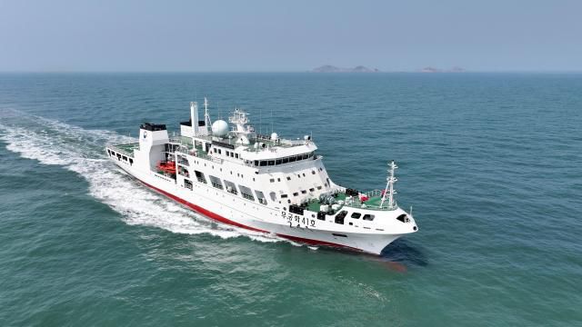 해양수산부는 5일 부산 남구 우암부두에서 4천500t(톤)급 대형 국가어업지도선 무궁화 41·42호의 취항식을 열었다고 밝혔다. 사진은 무궁화 41호 모습.[사진=해수부]