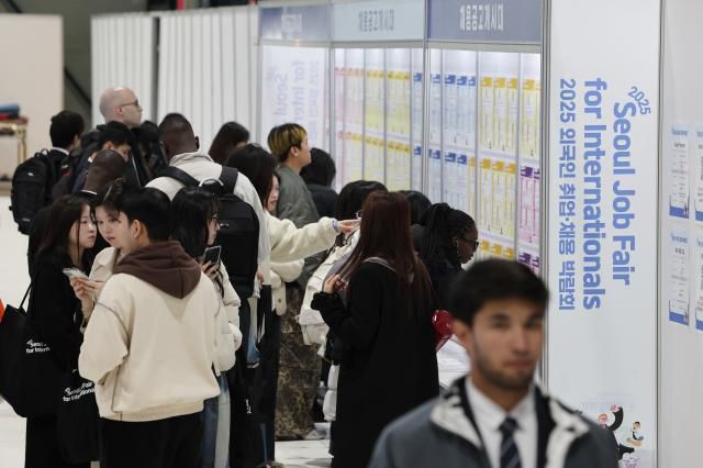 지난달 20일 서울 강남구 SETEC에서 열린 2025 외국인 취업·채용 박람회를 찾은 구직자들이 채용공고 게시대를 살펴보고 있다. [사진=연합뉴스]