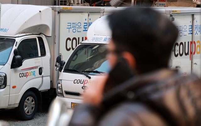 쿠팡 개인정보 유출 사태 소비자 불안 확산     (서울=연합뉴스) 한종찬 기자 = 이커머스 1위 업체 쿠팡에서 약 3천400만건에 이르는 대규모 개인정보가 유출된 가운데 4일 서울 시내 한 쿠팡 물류센터에 배송차량이 주차돼 있다. 3일 유통업계에 따르면 온라인상에서는 '쿠팡 사태' 이후 로그인 시도와 스미싱 등 피해를 봤다는 사례가 잇따르고 있다. 2025.12.4     saba@yna.co.kr/2025-12-04 10:24:53/ <저작권자 ⓒ 1980-2025 ㈜연합뉴스. 무단 전재 재배포 금지, AI 학습 및 활용 금지>[<저작권자 ⓒ 1980-2025 ㈜연합뉴스. 무단 전재 재배포 금지, AI 학습 및 활용 금지>]