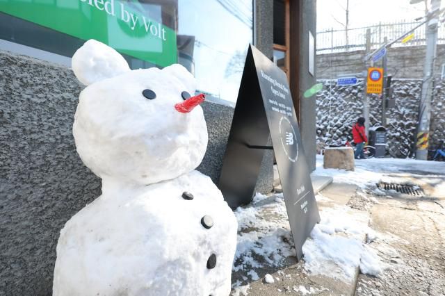 A small snowman sits in front of a hanok in Bukchon, Jongno District, Seoul, on December 5, 2025. AJP Han Jun-gu