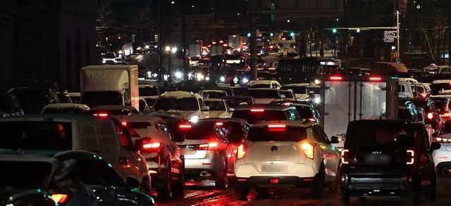 올겨울 많은 양의 첫눈이 내린 4일 서울 종로구 경복궁역 인근에서 차량이 빙판길에 정체를 빚고 있다. [사진=연합뉴스]