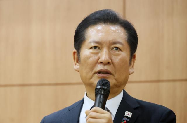 정청래 더불어민주당 대표가 6일 제주도노동자종합복지관 대강당에서 열린 '제주 발전과 이재명 정부 성공을 위한 2025 민주 아카데미에서'에서 강연하고 있다. [사진=연합뉴스]