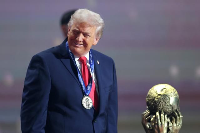 도널드 트럼프 미국 대통령이 국제축구연맹(FIFA)이 신설한 'FIFA 평화상' 초대 수상자가 됐다. [사진=연합뉴스·로이터]