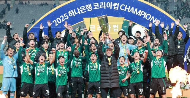 6일 오후 서울 마포구 월드컵로 서울월드컵경기장에서 열린 광주FC와 전북현대의 2025 하나은행 코리아컵 결승전. 우승을 차지한 전북현대 거스 포옛 감독과 선수들이 트로피를 들고 환호하고 있다. 2025.12.6 [사진=연합뉴스]