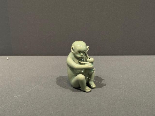 '아트 인 서울(Arts in Seoul) 2025' 외국인 참가자들은 간송미술관 기획전 '보화비장(葆華秘藏)'에서 국보 '청자모자원숭이형연적'에 가장 많은 관심을 보였다. [사진=강상헌 기자]