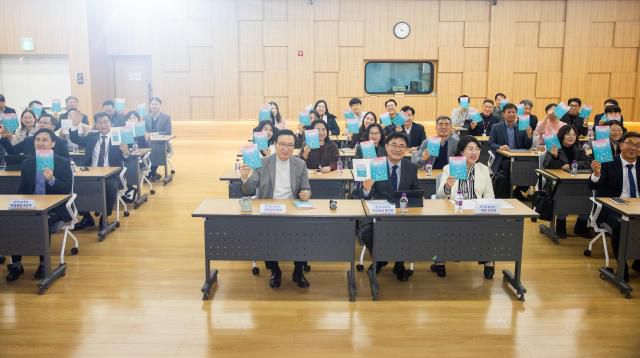 인공지능(AI) 기반 ‘하이코칭’ 통합지원 시스템 착수보고회 참석자들이 기념사진을 찍고 있다. [사진=경기도교육청]