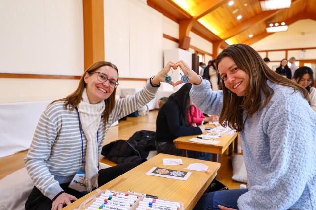 '아트 인 서울(Arts in Seoul) 2025' 외국인 참가자들이 길상사 법당에서 단청 열쇠고리 제작 체험을 진행한 뒤 웃고 있다. [사진=서울관광재단]