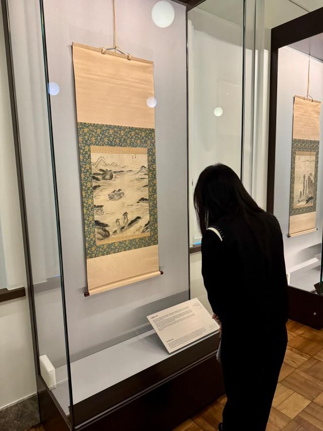 '아트 인 서울(Arts in Seoul) 2025' 외국인 참가자가 간송미술관 기획전 '보화비장(葆華秘藏)'을 관람하고 있다. [사진=강상헌 기자]