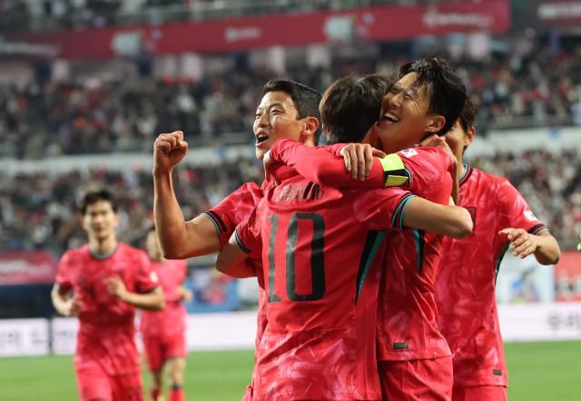 14일 대전월드컵경기장에서 열린 남자축구 국가대표 A매치 평가전 대한민국과 볼리비아의 경기. 손흥민이 골을 넣은 뒤 동료들과 기쁨을 나누고 있다. [사진=연합뉴스]