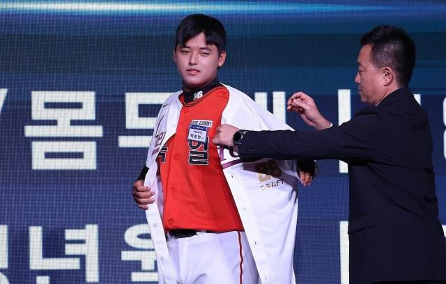 17일 서울 송파구 롯데호텔 월드에서 열린 2026 KBO 신인 드래프트에서 키움 히어로즈에 1라운드 1순위 지명을 받은 천안북일고 오른손 투수 박준현이 유니폼을 입고 있다. [사진=연합뉴스]