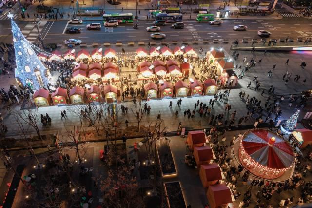 서울윈터페스타 통합 개막식이 진행된 12일 오후 서울 광화문 광장에 설치된 광화문 마켓에 불이 켜져 있다. 2025.12.12[사진=유대길 기자 dbeorlf123@ajunews.com]