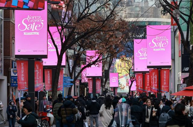 2026 코리아그랜드세일이 시작된 17일 서울 중구 명동거리에 세워진 전광판에 홍보 영상이 송출되고 있다. 2025.12.17[사진=유대길 기자 dbeorlf123@ajunews.com]