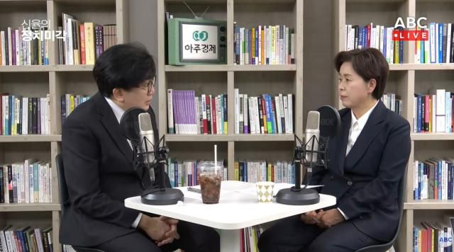 [18일 아주경제 유튜브 채널 '아주ABC'의 시사프로그램 '신율의 정치미각'에 출연한 신율 명지대 교수(좌) 양향자 국민의힘 최고위원(우)]
