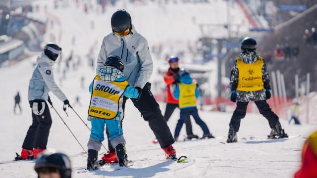 엘리시안 강촌을 찾은 어린이들이 스키 강습을 받고 있다. [사진=엘리시안 강촌]