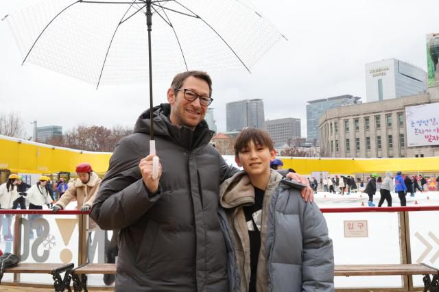 Max and his father Jason at the Seoul Plaza Ice Rink, Dec. 23, 2025/ AJP Yoo Na-hyun