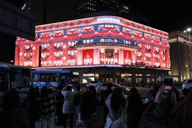 A Christmas display plays on the “Shinsegae Square” digital façade at the main Shinsegae Department Store in central Seoul on Nov. 20/ AJP Yoo Na-hyun