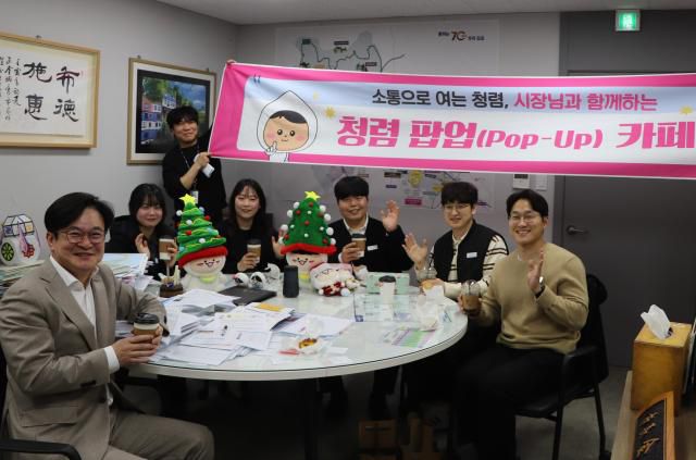 김병수 김포시장이 ‘청렴팝업카페’를 통해 철도과 직원들과 소통의 시간을 갖고 있다. [사진=김포시]