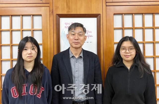 이낙종 옌타이한국국제학교장은 틈틈이 책을 읽고, 그 과정에서 자신만의 생각과 관점을 기르는 것이 무엇보다 중요하다고 강조했다.[사진=민보경·서가영·최서연 옌타이 통신원]