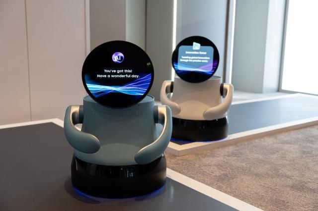 삼성디스플레이가 6일(현지시간) 미국 라스베이거스 앙코르 앳 윈 호텔에서 'CES 2026' 미디어 초청 행사를 열고 공개한 차세대 AI 기기 콘셉트의 데모제품 'AI OLED 봇'. 가볍고 디자인 자유도가 높으며 전력 소모가 적은 OLED는 AI가 탑재된 로봇 등 차세대 AI 기기의 활용도를 높일 수 있다.[사진=삼성디스플레이]