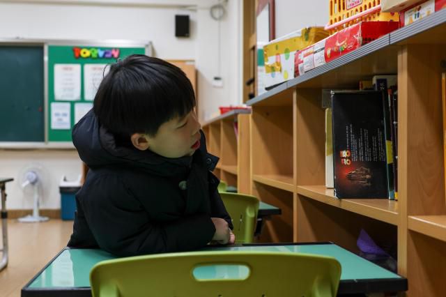 A preliminary enrollment session for first-grade students is underway at Ujang Elementary School in Gangseo-gu, western Seoul, on Jan. 6. AJP Yoo Na-hyun