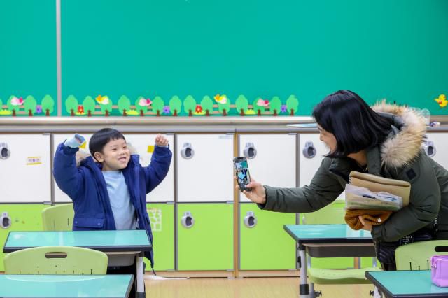 A preliminary enrollment session for first-grade students is underway at Ujang Elementary School in Gangseo-gu, western Seoul, on Jan. 6. AJP Yoo Na-hyun