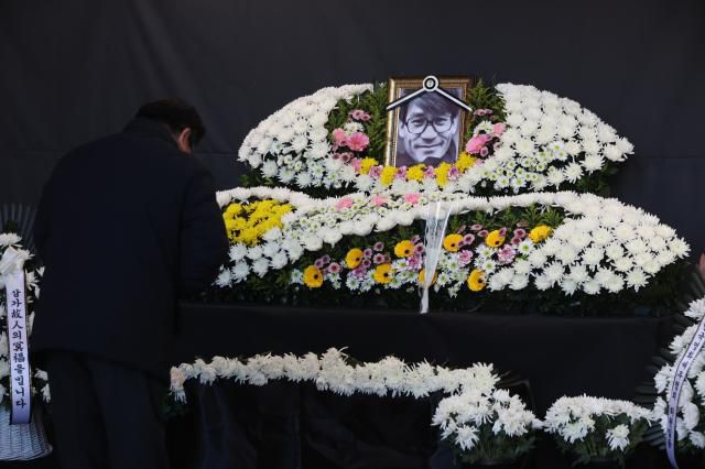 A citizen pays respects at the memorial space for the late actor Ahn Sung-ki at the Seoul Cinema Center in Jung-gu, Seoul. Jan. 7, 2026. AJP Han Jun-gu
