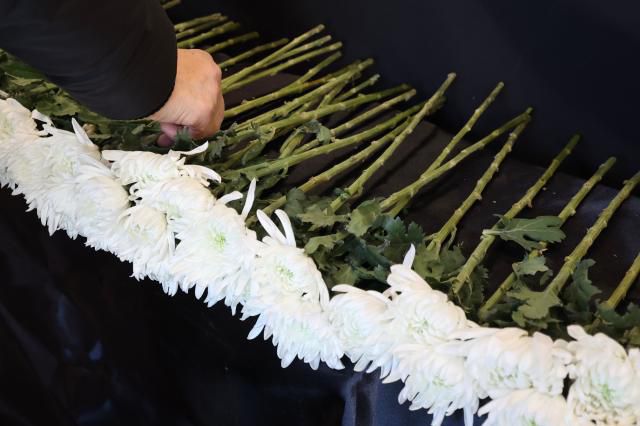 A citizen lays flowers at the memorial space for the late actor Ahn Sung-ki at the Seoul Cinema Center in Jung-gu, Seoul. Jan. 7, 2026. AJP Han Jun-gu